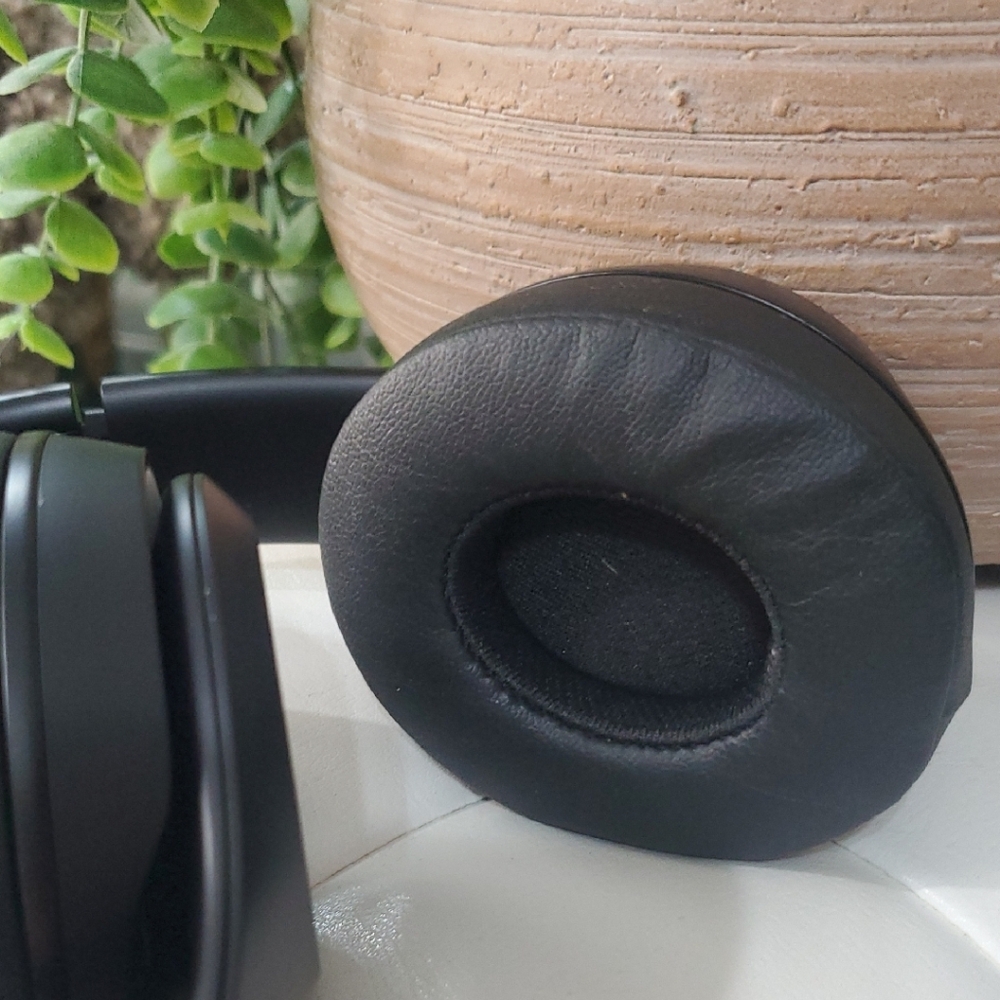 NWOT Bose On-Ear Headphones - Black never used. - Picture 6 of 9